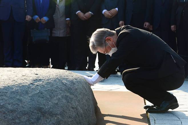 더불어민주당 이재명 대선후보가 22일 오후 경남 김해시 봉하마을 고(故) 노무현 전 대통령 묘소에서 너럭바위를 만지고 있다. / 사진제공=뉴시스