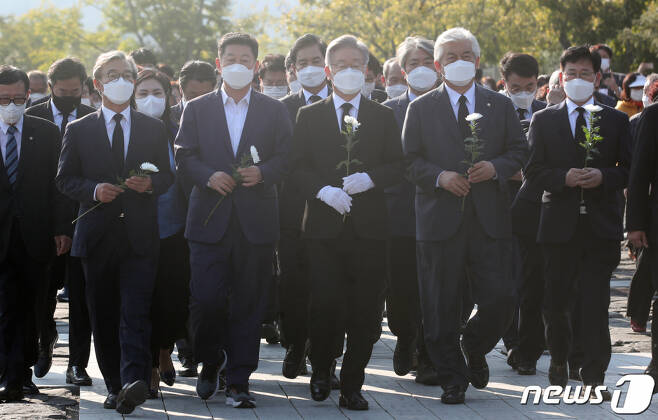 이재명 더불어민주당 대선 후보가 22일 오후 경남 김해시 봉하마을 故노무현 전 대통령 묘역을 찾아 참배하고 있다. / 사진제공=뉴스1