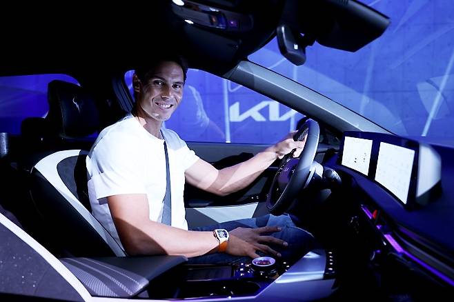 기아가 라파엘 나달에게 첫 전용 전기차 EV6를 전달했다. /사진제공=기아