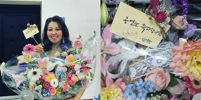 뮤지컬 배우 홍지민이 가수 임영웅에게 받은 꽃바구니를 인증하며 환한 미소를 짓고 있다. /사진=홍지민,도성수 인스타그램