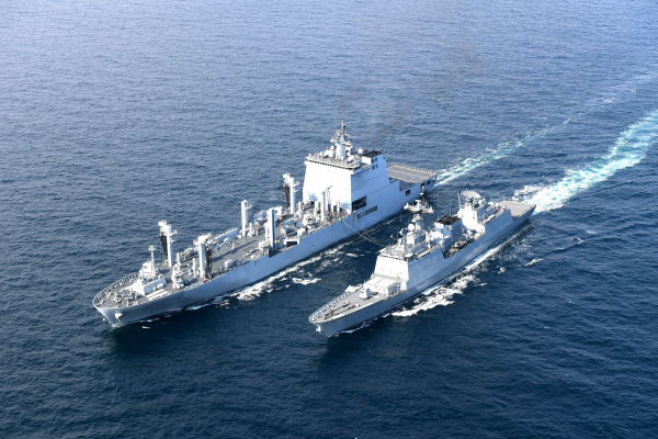 2021 대한민국해군 순항훈련에 참가하는 왕건함과 소양함이 기동군수 훈련을 하고 있다. 해군 제공