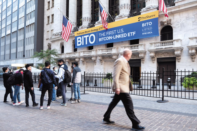 미국 최초 비트코인 관련 상장지수펀드(ETF) ‘프로셰어 비트코인 스트래티지 ETF’가 19일(현지시간) 뉴욕증권거래소(NYSE)에 상장된 후, 비트코인 값이 상승추세다. [AFP]
