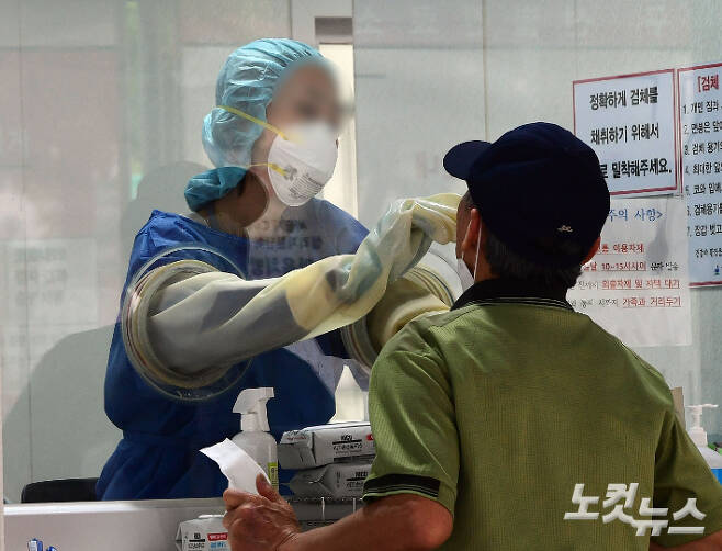 코로나19 선별진료소에서 의료진들이 검체채취를 하고 있다. 황진환 기자