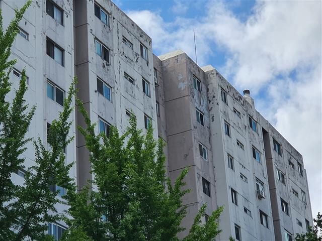 재건축을 추진 중인 16일 서울 용산구의 한 아파트 모습.