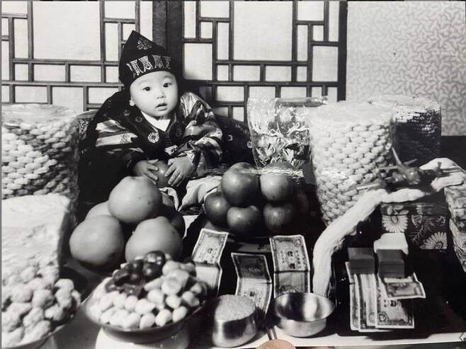 - 윤석열 전 총장이 21일 인스타그램에 올린 돌잡이 사진. 돌잡이로 사과를 잡고 있다.