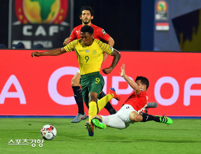 2019년 7월 열린 아프리카 네이션스컵 대회 16강전 남아공-이집트전에서 남아공의 레보 모티바가 드리블하는 공을 이집트의 타렉 하메드가 태클로 저지하고 있다. 게티이미지코리아