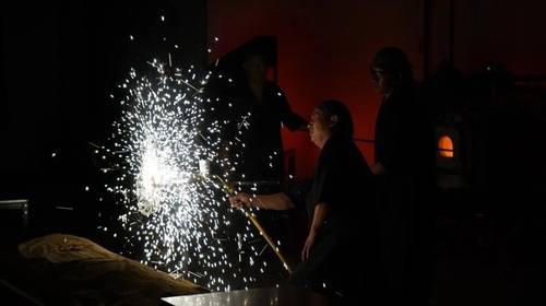 사진: 중국 동부 장시성 장더전 타오시촨 도예 거리에서 열린 가을편 축제에서 공연하는 유리 공예가