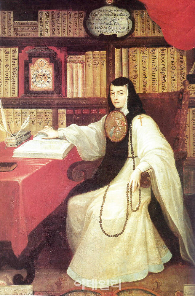 미구엘 카브레라의 ‘후아나 이네스 델라 크루스(Sor Juana Ines dela Cruz)의 초상’(1750년경). 존경받는 멕시코 수녀이자 뛰어난 학자로 꼽히던 후아나 이네스 델라 크루스를 그렸다. 한 손은 묵주를 쥐고, 다른 손은 책장을 넘기고 있는 동작 외에도 앞을 향해 시선을 똑바로 고정한 눈빛에서 당당한 자신감이 묻어나온다. 캔버스에 유채, 70×50㎝, 멕시코 멕시코시티 역사박물관 소장.