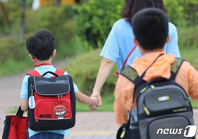 경기 화성 한 초등학교에서 학생들이 등교하고 있다. 2021.9.6/뉴스1 © News1 김영운 기자