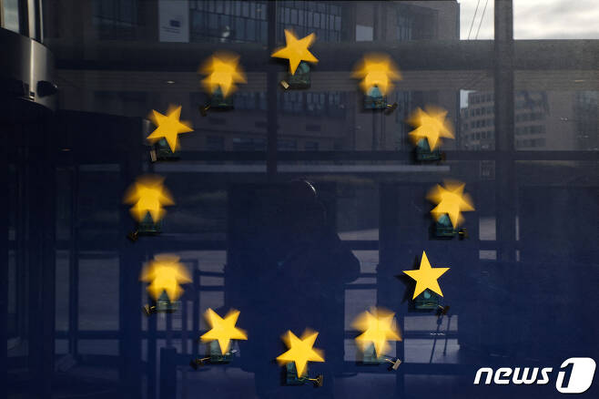 벨기에 브뤼셀 소재 유럽연합(EU) 집행위 본부 건물의 EU기 <자료사진> © AFP=뉴스1