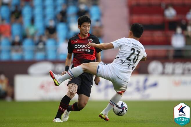 포항 스틸러스의 박승욱(왼쪽)(한국프로축구연맹 제공)© 뉴스1