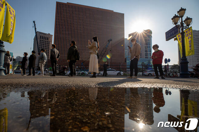 서울역광장에 마련된 신종 코로나바이러스 감염증(코로나19) 중구 임시선별검사소를 찾은 시민들이 검체 검사를 기다리고 있다./뉴스1