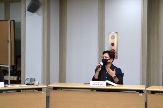 이현재 우아한형제들 이사가 22일 서울 여의도 중소기업중앙회에서 열린 ‘자율주행 로봇 산업 활성화를 위한 규제 혁신 토론회’에서 발언하고 있다. [사진제공 = 뉴빌리티]
