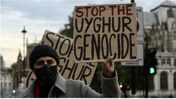 영국 런던에서 "신장 위구르 인권 탄압을 멈추라"는 팻말을 들고 시위하는 참가자./조선일보DB