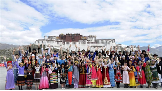 <티베트 라싸 포탈라궁 앞에서 중국 56개 민족의 대표들이 모여서 “중화민족”의 대단합을 결의하고 있다. 2012년 9월 27일/ www. chinadaily.com.cn>