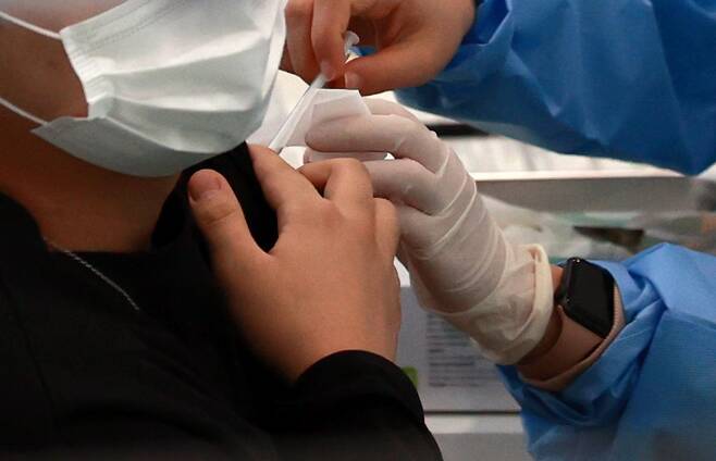 23일 오전 서울 관악구민종합체육센터에 마련된 코로나바이러스감염증(코로나) 백신 접종센터를 찾은 시민이 백신 접종을 받고 있다. /연합뉴스