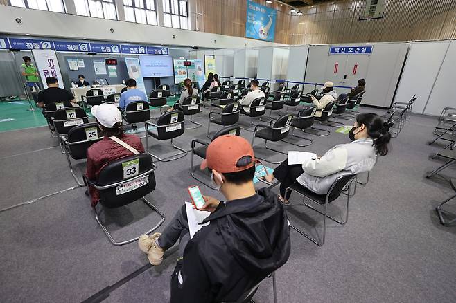 코로나19 백신 접종 완료율이 70%를 향하고 있는 가운데 21일 오전 서울 서대문구 코로나19 예방접종센터에서 백신 접종을 마친 시민들이 이상반응 모니터링을 위해 기다리고 있다./연합뉴스