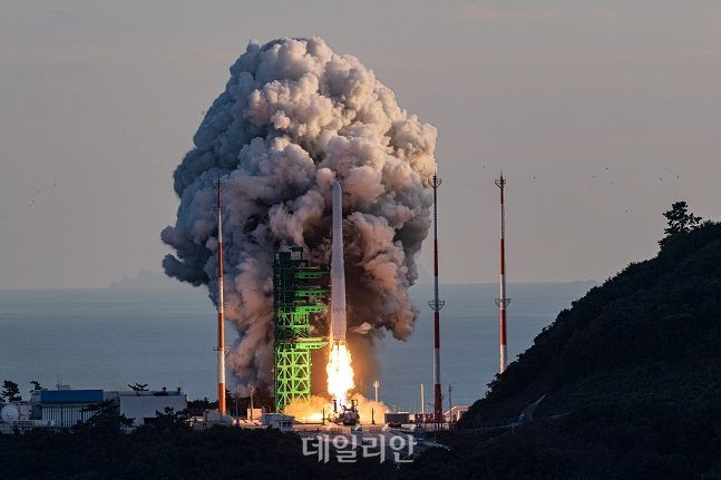 한국형 발사체 누리호(KSLV-ll)가 21일 전남 고흥군 나로우주센터 제2발사대에서 화염을 내뿜으며 힘차게 날아오르고 있다. ⓒ사진공동취재단