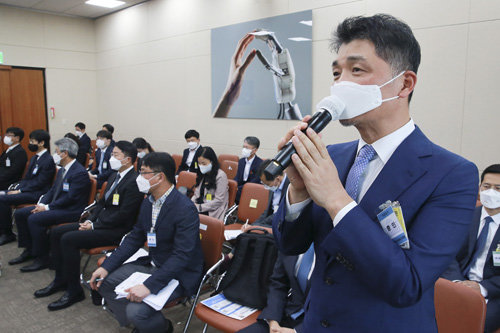 지난 21일 국회 과학기술정보방송통신위원회 종합 국정감사에 출석한 김범수 카카오 이사회 의장(오른쪽)의 모습. 사진공동취재단