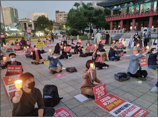 지난 13일 오후 서울 종로구 보신각 일대에서 무주택자들이 정부의 부동산 정책을 규탄하는 촛불집회를 진행하고 있다. <무주택자 공동행동 제공>
