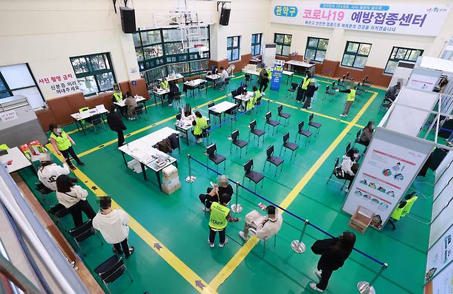 23일 오전 서울 관악구민종합체육센터에 마련된 신종 코로나바이러스 감염증(코로나19) 백신 접종센터를 찾은 시민들이 백신 접종을 받기 위해 차례를 기다리고 있다. 연합뉴스