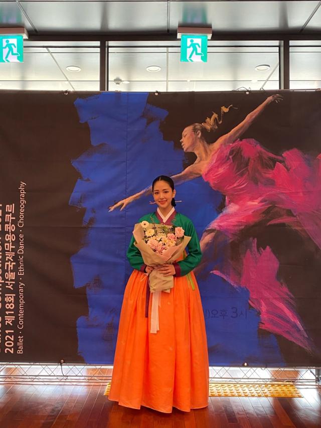 대구 출신 한비야(경희대학교 무용과 4학년)씨가 대구 전통춤인 '달구벌 입춤'으로 제18회 서울국제무용콩쿠르 파이널 시니어 여자부 민족춤 부문에서 1위를 차지한 후 기념 촬영을 하고 있다.