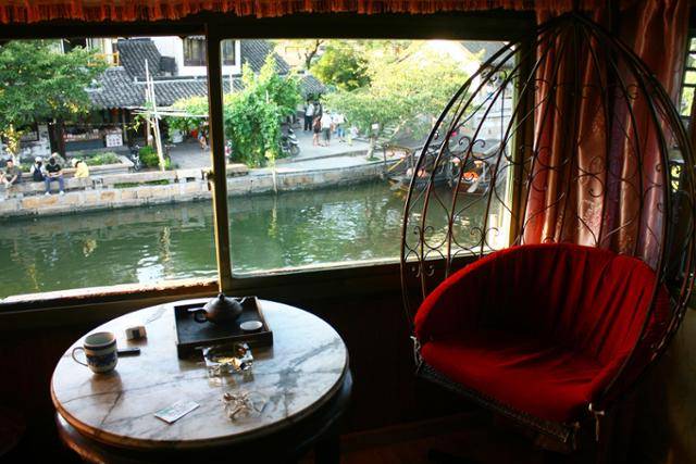 시탕 도랑 옆 2층 객잔에서 본 풍경. 2013년 9월 생일을 자축하며. Ⓒ최종명