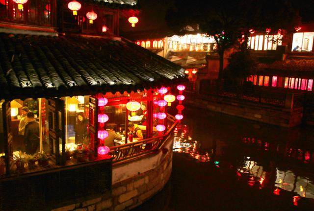 시탕 영녕교에서 바라본 식당과 야경. Ⓒ최종명