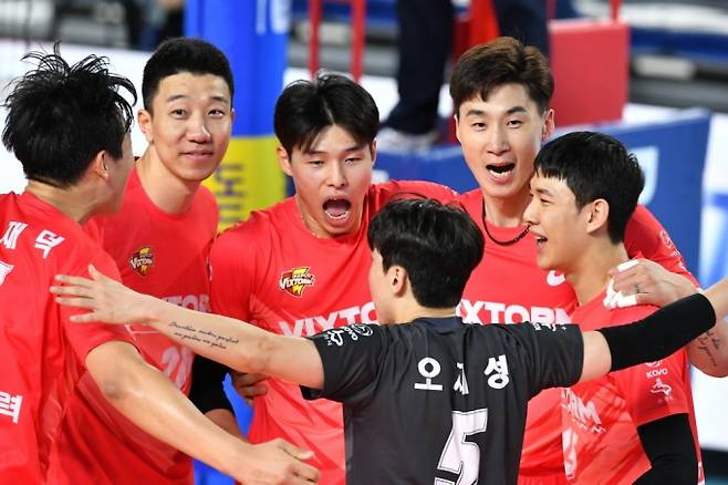 승리 후 환호하는 한국전력 선수단.   프로배구연맹(KOVO)