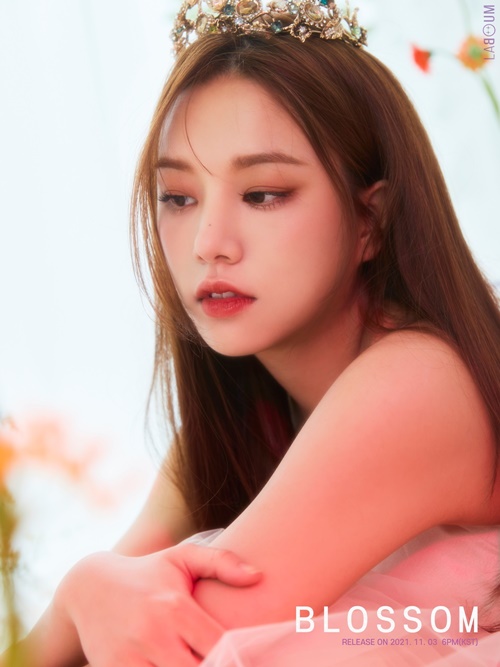 Girl group LABOUM (LABOUM) Ahn Sol-bin issued a throbbing warning in the form of an elegant goddess.On the 23rd, the personal concept photo of Ahn Sol-bin of the mini 3rd album BLOSSOM was released through the official SNS channel of LABOUM (So-yeon, Jin Ye, Haein, and Ahn Sol-bin).In the open concept photo, Ahn Sol-bin showed off his perfect beauty with T-ara, and made his fans pound with the goddess Aura, which makes him lose his horse.In addition, with a slender pose, he gave a mysterious atmosphere with a strange gaze and overwhelmed the viewer.Ahn Sol-bin, who will come to the mini 3rd album BLOSSOM, will be cast in JTBCs new monthly drama IDOL [Idol: The Coup], which will be broadcast on November 8, and will continue to act as an all-round entertainer.LABOUM, which celebrated its seventh anniversary this year, has attracted public attention by announcing the release of its mini-3rd album BLOSSOM after the reverse run of Imagination Plus.Starting with the concept photo, we will start a full-scale comeback by opening various contents such as track list, highlight medley, and teaser video sequentially.LABOUMs mini-album BLOSSOM will be released on various sound One sites at 6 pm on November 3.
