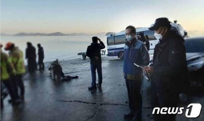 현장 수색 중인 태안해경. /사진=태안해경 제공