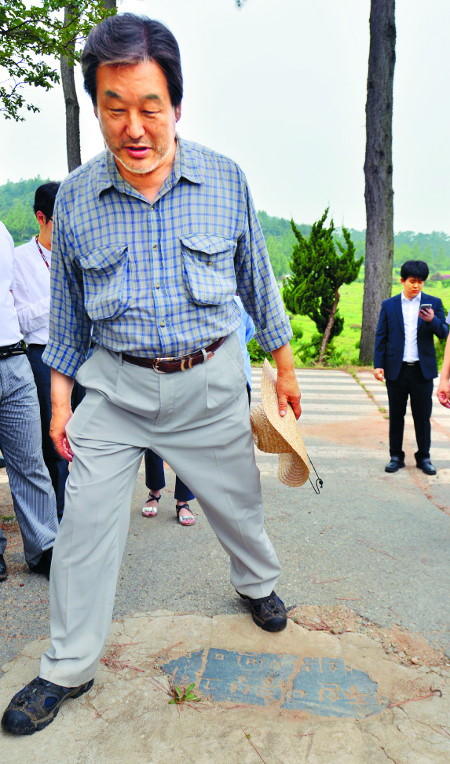 김무성 전 새누리당 대표는 지난 2016년 8월 민주묘역을 방문했을 때 전두환 비석을 밟지 않고 지나쳤다.