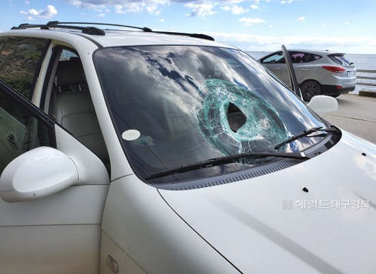 23일 울릉군 일주도로 절벽에서 돌이 떨어져  지나가던 차량 앞유리가  파손됐다(독자제공)