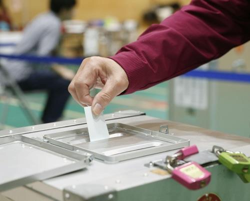 일본 중의원 선거가 실시된 2017년 10월 22일 오전 일본 도쿄도 미나토구에서 투표용지가 투표함에 투입되고 있다./교도연합뉴스