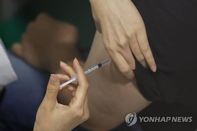 백신 접종완료율 70% [연합뉴스 자료사진]