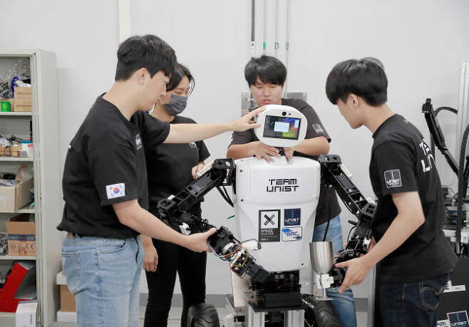 연구진들이 로봇을 살피고 있다.
