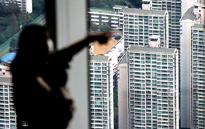 서울 송파구 잠실 롯데월드타워 ‘서울스카이’ 전망대에서 바라본 송파구 아파트.(사진=연합뉴스)