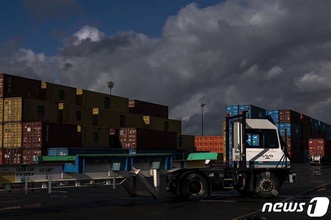 미국 포틀랜드 항구의 컨테이너와 트럭 © AFP=뉴스1