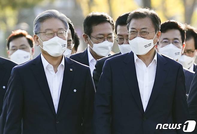 문재인 대통령(오른쪽)과 이재명 더불어민주당 대선 후보. 2021.10.14/뉴스1 © News1 이광호 기자