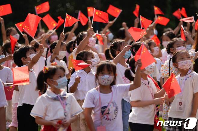 1일(현지시간) 일제히 개학을 한 중국 후베이성 우한에서 열린 개학식서 학생들이 국기를 흔들고 있다. (본문과 관련없음) © AFP=뉴스1