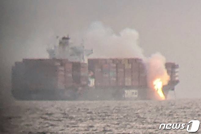 캐나다 서부 빅토리아 항구 인근 해상에서 컨테이너선 '짐킹스턴'호에서 화재가 발생했다. © 로이터=뉴스1