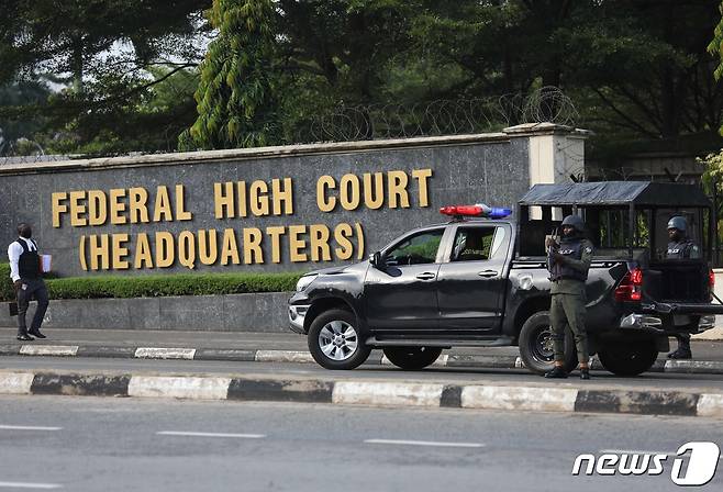 나이지리아 고등법원 본부 앞에 세워진 경찰차. © AFP=뉴스1