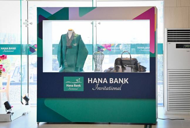 (왼쪽부터)우승자켓, 우승 트로피, 0914 보스턴백. 제공|하나은행 인비테이셔널