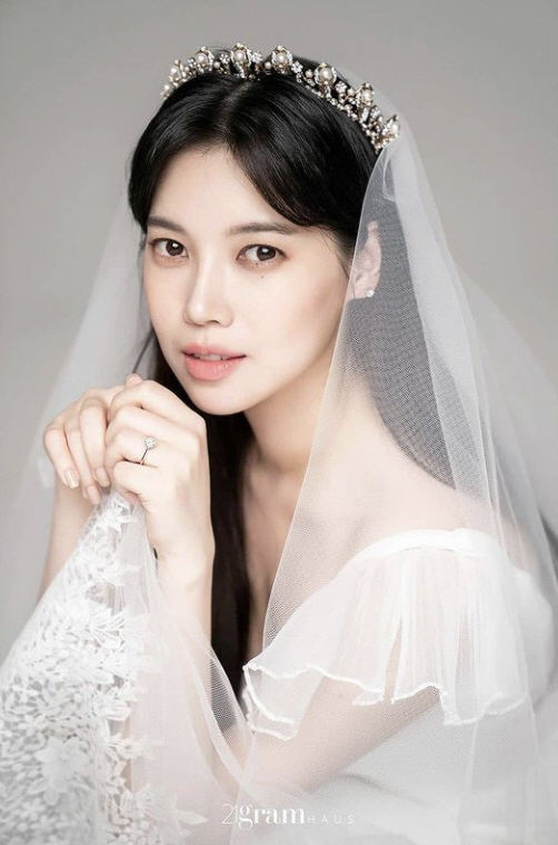 Unpublished wedding pictures of musical actor Bae Da Hae have been released.21gramhaus, who took the wedding shoot of Bae Da Hae, unveiled a new wedding picture on Instagram on the 23rd.Bae Da Hae stared into the camera in a sheer white Wedding Dress contrasted with a long straight black hair.The diamond Ring on the fourth finger of his left hand glitters and seems to bless the future of the new bride.Another photo shows Bae Da Hae, who is glamorously unfolding Wedding Dress and smiling shyly.Earlier, Bae Da Hae appeared on the SBS entertainment program Same Bed, Different Dreams 2: You Are My Dest - You Are My Destiny as a special MC and told about the full love story with the prospective groom Lee Jang-won.The two first met earlier this year and posted a Wedding ceremony on November a year ago.I talked well enough to talk about the first day of the meeting with the introduction, said Bae Da Hae. Everything was not waiting for Lee Jang-won, who is a careful personality, and asked me to marry first and marry first.Meanwhile, Bae Da Hae marries November with Lee Jang-won, a band Peppertones member and club-born brainsex who met earlier this year.