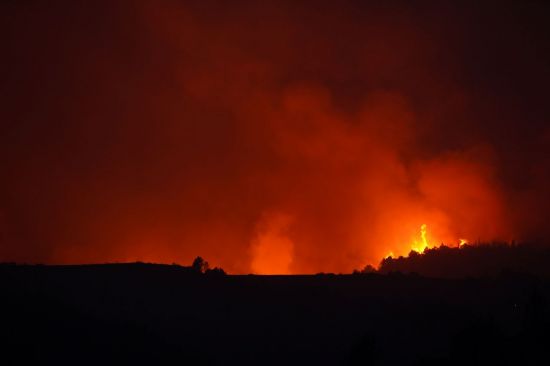 지난 8월12일(현지 시각) 섭씨 40도를 넘는 기록적 폭염이 이어지던 이탈리아 시칠리아섬 지아라타나에서 산불이 번지며 화염과 연기가 치솟았다. [이미지출처=연합뉴스]