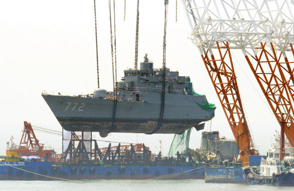 2010년 4월 24일 천안함 함수 부분이 인양되는 모습. 3월 26일에 침몰된 뒤 약 한 달 만에 물속에서 나왔다. 동아일보 DB