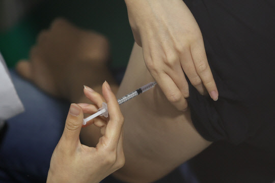 코로나19 백신 접종 완료율이 70%를 향하고 있는 가운데 21일 오전 서울 서대문구 코로나19 예방접종센터에서 백신 접종을 하고 있다. <연합뉴스>