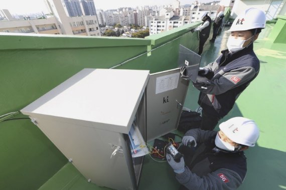 KT직원들이 서울 양천구 목동 9단지 아파트 옥상에 구축된 통신시설을 점검하고 있다. KT사진 제공