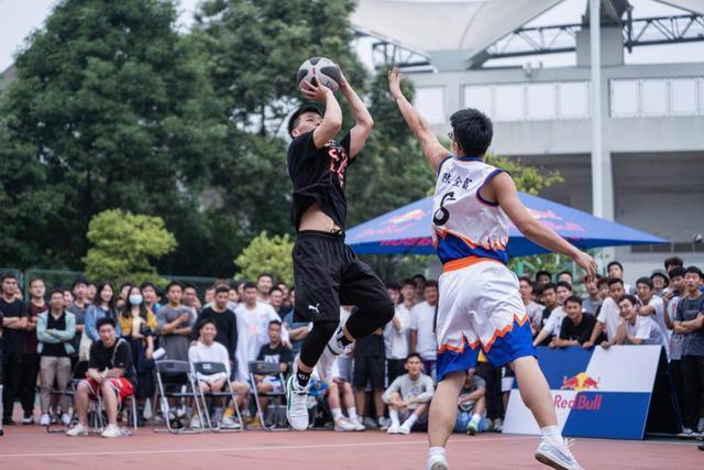 지난 5월 중국 청두에서 열린 3대3 농구대회에서 한 선수의 슛 장면을 많은 관중이 지켜보고 있다. 펑미엔신원 캡처