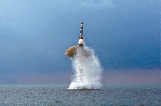 북한이 지난 19일 잠수함발사탄도미사일(SLBM)을 잠수함에서 시험발사한 사실을 이튿날인 20일 공개했다. 조선중앙통신은 이날